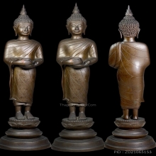 พระปางอุ้มบาตรห่มคลุม