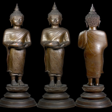 พระปางอุ้มบาตรห่มคลุม