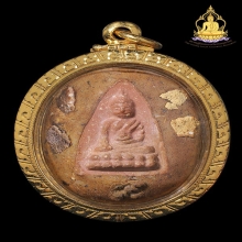 พุทธโธรุ่นแรก คุณแม่บุญเรือนพิมพ์กลางเนื้อปูนเสกหลังล็อคเก็ต