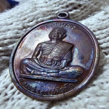 พ่อคูณ เจริญพรเต็มองค์ ประคตแหลม ผิวรุ้งเข้มๆ