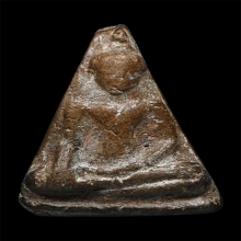 พระนางกำแพง พิมพ์ตื้น เนื้อดิน กรุวัดพิกุล จ.กำแพงเพชร