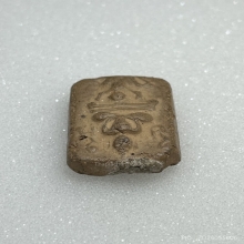 หลวงพ่อปาน พิมพ์ทรงหนุมานแบกแท่น เนื้อดินเผา พ.ศ. 2460