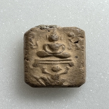 หลวงพ่อปาน พิมพ์ทรงหนุมานแบกแท่น เนื้อดินเผา พ.ศ. 2460