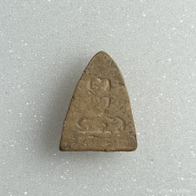  พุทโธน้อยคุณแม่บุญเรือน รุ่นแรกพิมพ์กลาง เนื้อดิน พ.ศ.2494