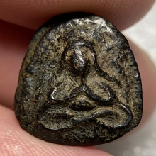 พระปิดตา เนื้อผงคลุกรักเก่า