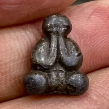 พระปิดตา2หน้าพ่อเดิมวัดหนองโพธิ์ พิมพ์นิยม ตะกั่วเก่าแห้ง