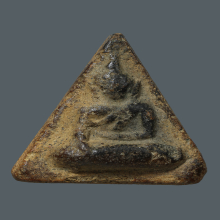 พระนางพญา กรุโรงทอ กรุเก่า พิมพ์มีหู เนื้อดิน