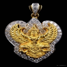 องค์พญาครุฑ พระอาจารย์วราห์ รุ่นโคตรรวย เนื้อทองคำ หายากมาก