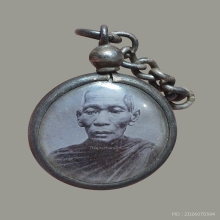 ล็อคเกตรูปสีซีเปีย ลพ.กล่ำ วัดเสนาสนาราม ปี 2464