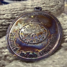 พ่อคูณ เจริญพรเต็มองค์ ประคตแหลม ผิวรุ้งเข้มๆ