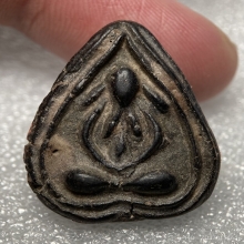 พระปิดตา เนื้อผงคลุกรัก (องค์ใหญ่)