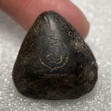 พระปิดตา เนื้อผงคลุกรัก (องค์ใหญ่)