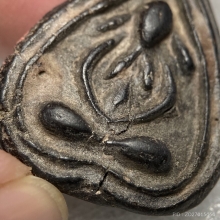 พระปิดตา เนื้อผงคลุกรัก (องค์ใหญ่)