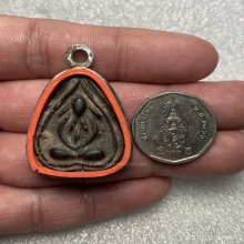 พระปิดตา เนื้อผงคลุกรัก (องค์ใหญ่)