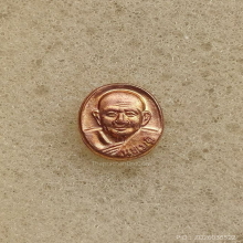 เหรียญเม็ดยา หลวงปู่หงษ์ วัดเพชรบุรี ปี 2555