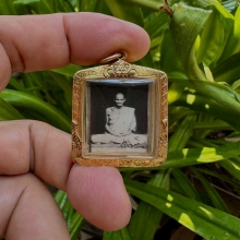 รูปถ่ายหลวงพ่อพรหม ฉากดำ ปี06 หลังจารย์ยันต์องค์พระ 