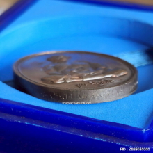 เหรียญ หลวงพ่อคูณ วัดบ้านไร่ ปี 37 รุ่นมุทิตาจิต เนื้อนวะ