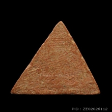 พระนางพญา ขนาดประมาณ 1.5 x 1.9 ซม.