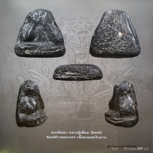 พระปิดตาข้าวตอกแตกเนื้อผงดำ องค์ดารา