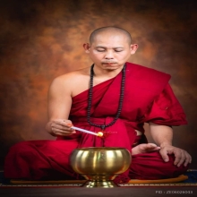 หลวงปู่ดุสิต วัดไผ่แขก เนื้อทองคำ รุ่นเหนือดวง มีจาร No.2