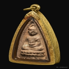 พระพุทโธน้อย พิมพ์เล็กหน้าตุ๊กตา เนื้อดิน ปี 2494 