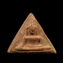 พระนางพญา ขนาดประมาณ 1.5 x 1.9 ซม.