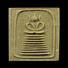 พระสมเด็จอกร่องเนื้อผงน้ำมัน ขนาดประมาณ 2.3 x 3.8 ซม.