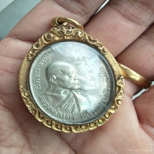 เหรียญหลวงพ่อแดง รุ่นโบสถ์ลั่น(เนื้อเงินพร้อมเลี่ยมทอง)