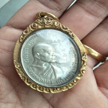 เหรียญหลวงพ่อแดง รุ่นโบสถ์ลั่น(เนื้อเงินพร้อมเลี่ยมทอง)