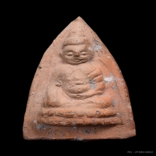 8.พระพุทโธน้อย พิมพ์เล็กหน้าตุ๊กตา(แขนตุ่ม) เนื้อดิน ปี 2494
