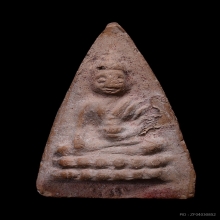 74.พระพุทโธน้อย พิมพ์ใหญ่ (จีวรแซม) เนื้อดิน ปี 2494