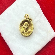 พระทองคำ.หลวงพ่อแพวัดพิกุลทองจากวัด จ. สิงบุรี ปี2525 