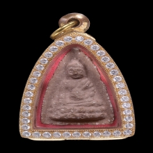 48.พระพุทโธน้อย พิมพ์กลางเกศตุ้ม เนื้อปูนแดงผสมผง ปี 2494