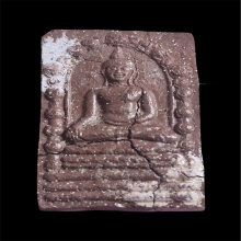 พระพุทธสิหิงค์ รุ่นแรก เนื้อสีแดง พ.ศ. 2530