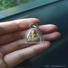 พระพุทโธน้อย พิมพ์กลางหน้าเอียงไหล่ลู่  เนื้อดิน ปี 2494 