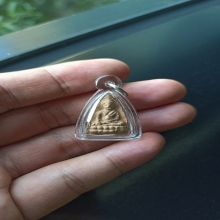 พระพุทโธน้อย พิมพ์กลางหน้าเอียงไหล่ลู่  เนื้อดิน ปี 2494 