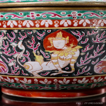 โถเบญจรงค์มีฝาปิดเขียนลายเทพนมสลับลายนรสิงห์