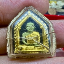 เนื้อผงรูปเหมือนเจ้าคุณนรโรยผงเกล็ดทองและเกศา สวยเลี่ยมเดิมๆ