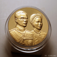 หาได้ยากยิ่ง เหรียญพระราชทานในหลวงร.9ราชินี สวยมากๆกล่องเดิม