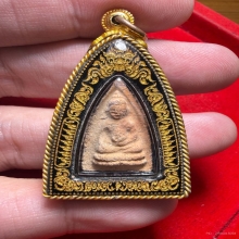 พระพุทโธน้อย พิมพ์เล็ก ปากอ้าตาเหลี่ยม เนื้อดิน ปี2494