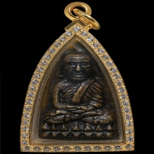 หลวงปู่ทวดเตารีดใหญ่Aปี05ดาราในหนังสือ