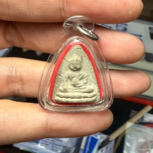 พระพุทโธน้อยพิมพ์กลาง (เส้นน้ำตก) เนื้อผง วัดอาวุธ ปี 2494