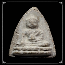 พระพุทโธน้อยพิมพ์กลาง (เส้นน้ำตก) เนื้อผง วัดอาวุธ ปี 2494