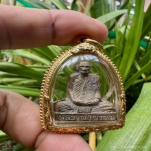 รูปเหมือนปั๊มหลวงพ่อพรหมเข่ากว้างเนื้อทองระฆัง หลังเข็มกลัด 