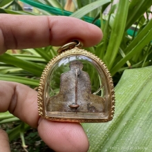 รูปเหมือนปั๊มหลวงพ่อพรหมเข่ากว้างเนื้อทองระฆัง หลังเข็มกลัด 