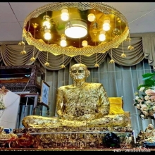 รูปเหมือนปั๊มหลวงพ่อพรหมเข่ากว้างเนื้อทองระฆัง หลังเข็มกลัด 