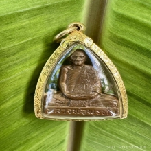 รูปเหมือนปั๊มหลวงพ่อพรหมรุ่นเข่ากว้างหลังเต็มเนื้อทองแดง