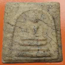 พระสมเด็จเนื้อผงแตกลายงา ขนาดประมาณ 1.5 x 2.3 ซม.
