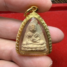พระพุทโธ พิมพ์กลาง หน้าเอียงไหล่ลู่ เนื้อดินปี2494