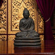 พระชัยผมหวีพิมพ์ใหญ่ฐานสูง รุ่นแรกวัดมกุฏ ปี2478 เนื้อดำ